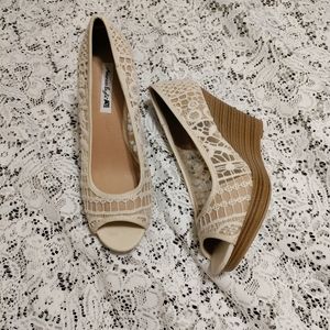 American Eagle Lace Peep Toe Wedges Size 7.5